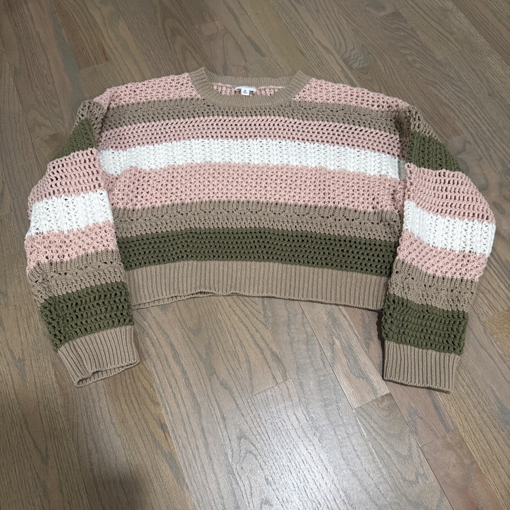 Like New Cropped 3/4 sleeve sweater Size M - Picture 3 of 6